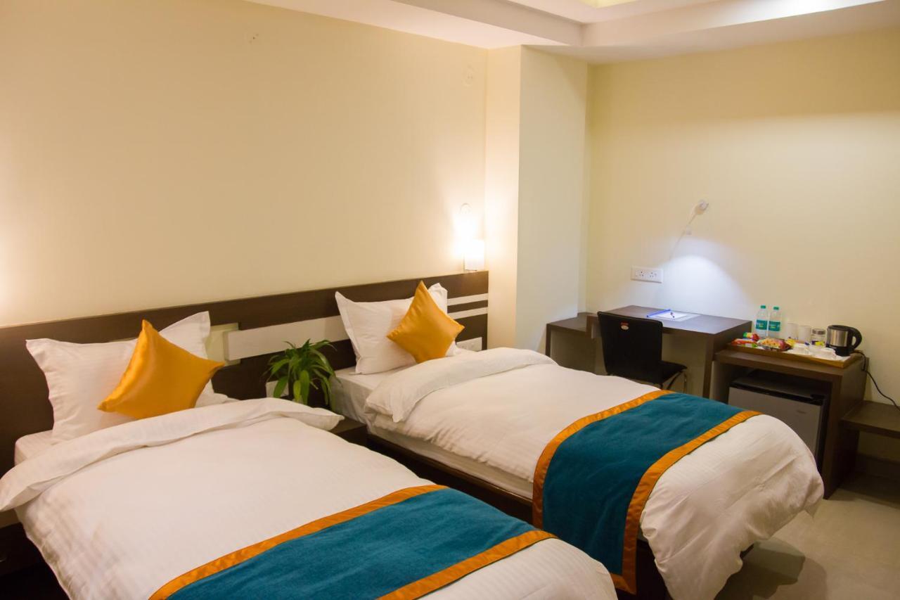 Hotel Park Riviera Guwahati Exterior foto